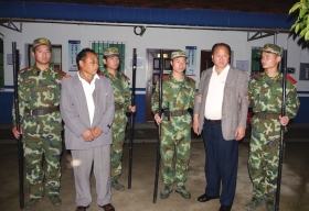　5月17日，岳陽(yáng)監(jiān)獄，自稱是聯(lián)合國(guó)官員的男子被當(dāng)場(chǎng)抓獲。圖/通訊員續(xù)暖和