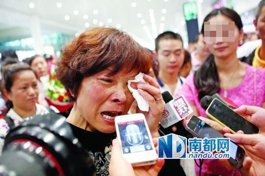 昨日，被拐25年的翁女士(粉紅色衣服者)與生母在深圳機場見面。
