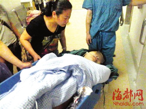 鄭老師被刺傷后，被急送至市二醫(yī)院治療