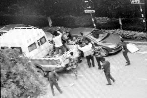沖突現場，協管員揮拳打向女商販 視頻截圖