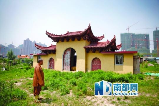 十里古寺2008年被拆,現(xiàn)在只剩下一個廟門。南都記者 陳志剛 攝