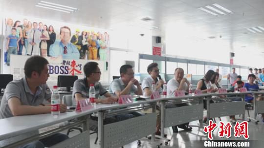 　招聘會現(xiàn)場，用人單位老板一字排開，與求職者面對面交流　李超慶　攝
