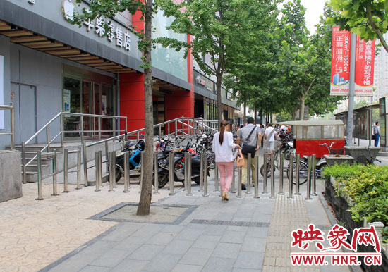 圖中道路左側(cè)的無障礙通道被鋼管隔離,右側(cè)的盲道也被侵占。