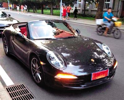 近日，一組“北體大畢業(yè)典禮豪車云集堪比車展”組圖在網(wǎng)絡(luò)爆紅。網(wǎng)絡(luò)截圖