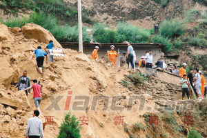 昨日，公安、消防人員在事故現(xiàn)場搜救