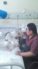 伏登順與女兒在一起。