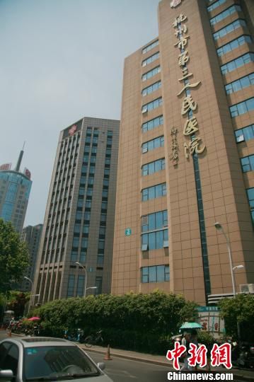 事發(fā)的醫(yī)院門口。 李晨韻 攝