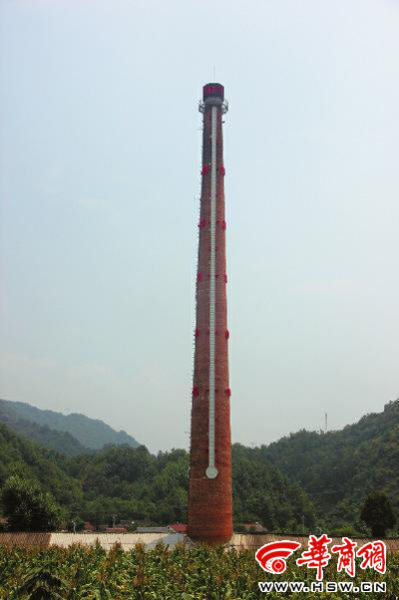 昨日中午，68米高的“溫度計”最上端，顯示著實(shí)時溫度