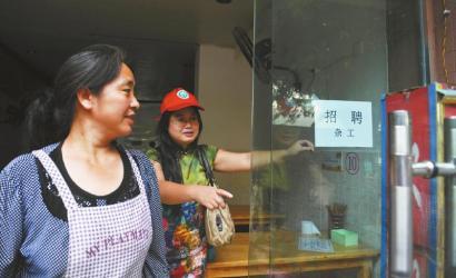 8月14日，市民志愿者體驗(yàn)城管執(zhí)法招呼商家不要亂張貼。