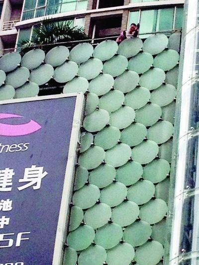 環(huán)亞廣場5樓露臺上，有一男子揚言跳樓。