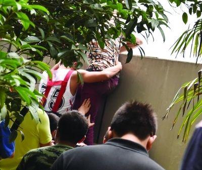 2小時后，該包工頭終于被抱下來了。