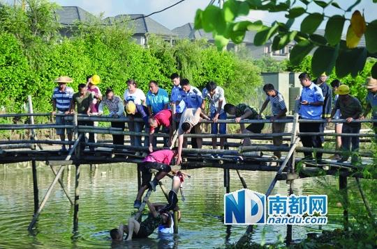 救援人員合力打撈起落水女孩，后經(jīng)醫(yī)護(hù)人員確認(rèn)已經(jīng)死亡。受訪者供圖