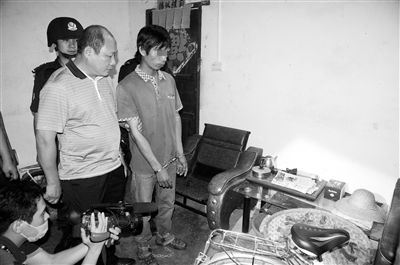 今年8月，我國內(nèi)地發(fā)生多起單身女性乘坐“黑車”后慘遭車主殺害的案件，被網(wǎng)友稱為“黑色8月”。