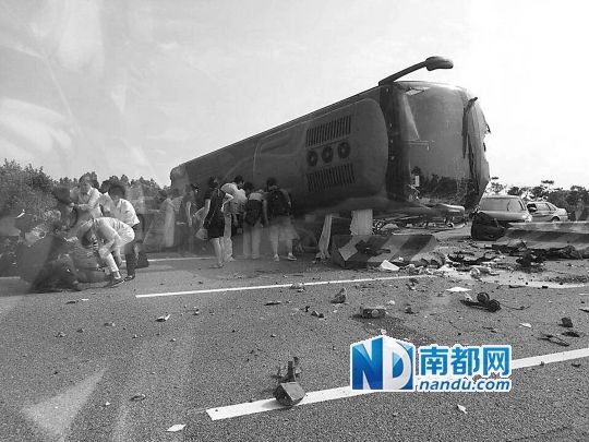 現(xiàn)場(chǎng)大客車(chē)側(cè)翻，玻璃碎落一地，車(chē)身卡在路邊水泥護(hù)欄上。 目擊者供圖