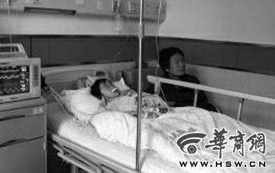 昨日下午，在延長(zhǎng)縣醫(yī)院，外婆守在5歲的黑鈺雅病床前