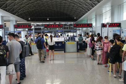 成都市民排隊(duì)準(zhǔn)備出境。