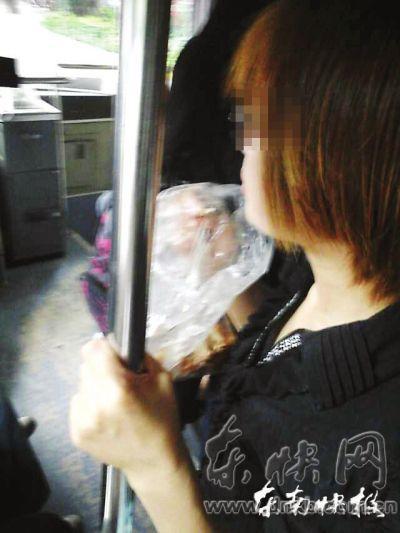 擁擠的公交車內(nèi)，這位姑娘正在嚼螃蟹網(wǎng)友供圖