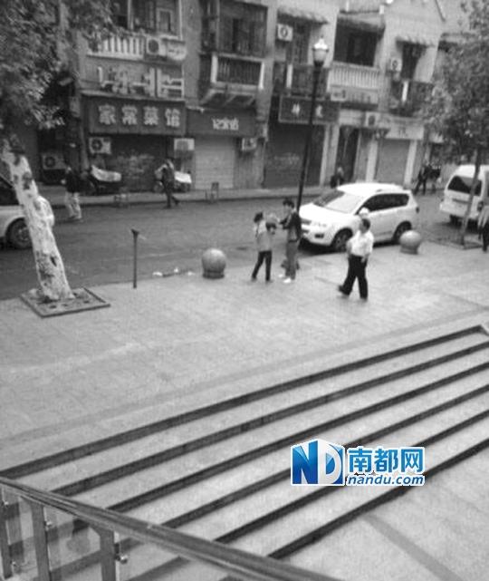 10月18日，武漢一男子抓住環(huán)衛(wèi)工打耳光。