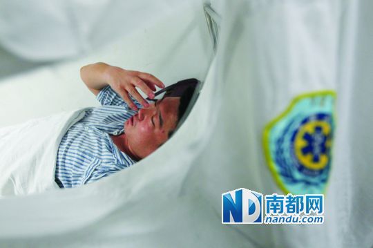 19日，北大深圳醫(yī)院，透過被撕破的工作服，急診科醫(yī)護(hù)人員申洪濤身體多處被醉酒男子抓傷。