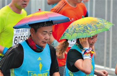 兩名戴著傘帽的參賽者正在參加比賽。