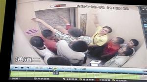 被困人員輪流砸墻進行自救。
