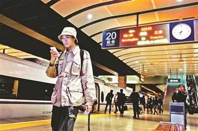 家住天津，在北京工作，呂先生每天乘坐京津城際列車上下班
