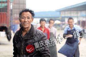 唐再海因為皮膚黝黑，工友們都打趣地稱呼他為“非洲人”。