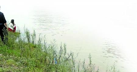 涉事男子和前女友,呆滯地望著滾滾江水。 田女士供圖
