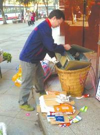 王光偉靠收廢品拾荒為生，每月僅有1000元的微薄收入。