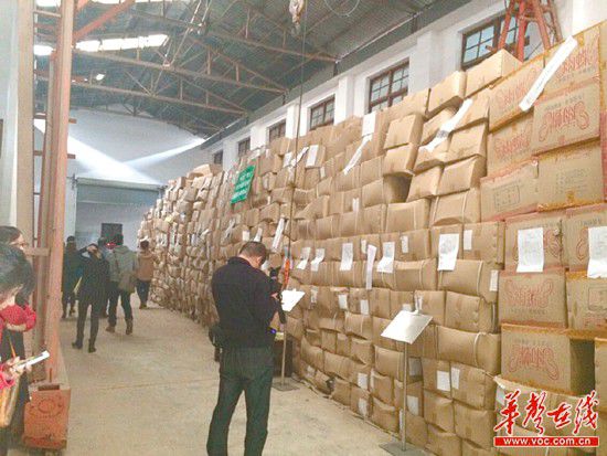 11月5日，執(zhí)法人員清理出來(lái)的假安全套把上千平方米的倉(cāng)庫(kù)堆得滿滿的。