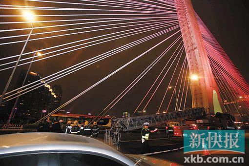 昨日深夜，橋上東側(cè)空出兩條車道用來救援。