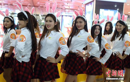 11月11日晚，一百位統(tǒng)一打扮的“兔女郎”現(xiàn)身南京新街口，逛街看電影玩快閃，走到哪里都被圍觀。
