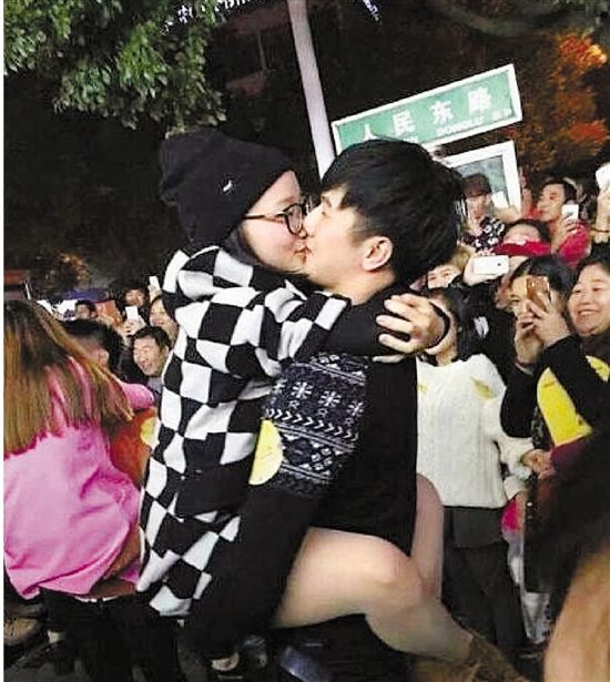 雖只是縣城的比賽，但水準著實不低，居然有選手采用考拉式。