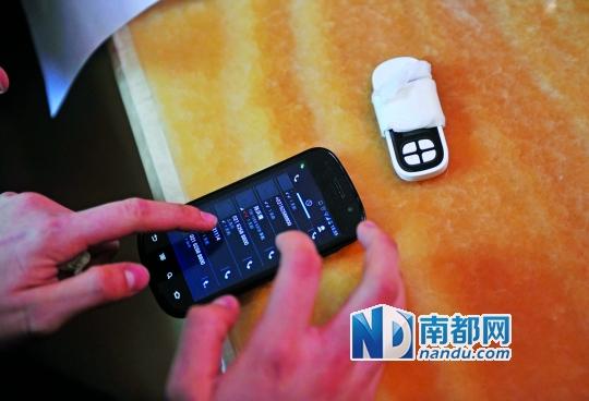 一個(gè)號(hào)碼為021-62588800的電話自稱上海靜安區(qū)公安分局，騙走了小程148萬。記者 梁煒培 攝