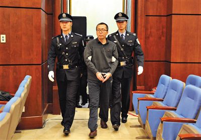 楊秀宇被帶入法庭。昨日，楊秀宇及女下屬盧梅因非法經(jīng)營罪獲刑4年、一年半并處罰金。
