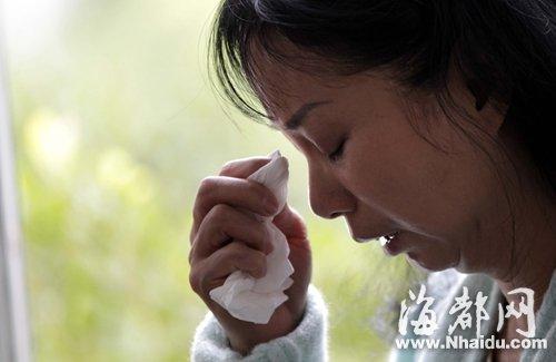 小梅的媽媽看到女兒發(fā)來的信息，就忍不住落淚