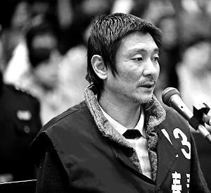 庭審時，鄭東稱自己想隨女兒一起去，請求法院判他死刑立即執(zhí)行