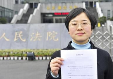 12月3日，起訴代理人出示公訴書。
