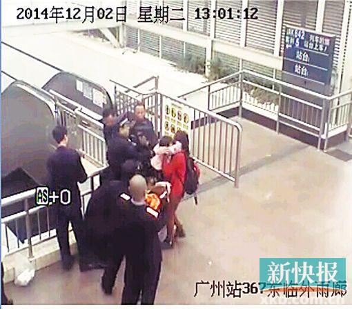 民警果斷將孩子救下,并控制跳樓男子。 通訊員圖(視頻截圖)