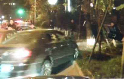 作案嫌疑車輛竄上綠化帶。（據(jù)警方視頻截圖）