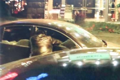 一警察試圖讓汽車停下。