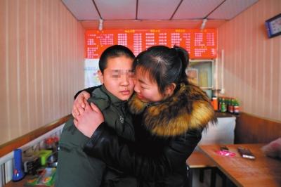 何女士找到了兒子小新后，把兒子緊緊抱在懷里。京華時(shí)報(bào)記者趙思衡攝