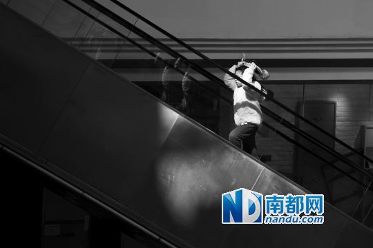 12月12日上午，正佳廣場內，任淘淘在扶梯上奔跑玩耍。