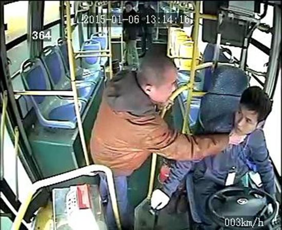 車載監(jiān)控視頻顯示，806路公交車司機(jī)袁宋林在車輛行駛中拒絕一乘車男子提出停車的要求后，遭到該男子的反復(fù)毆打。視頻截圖