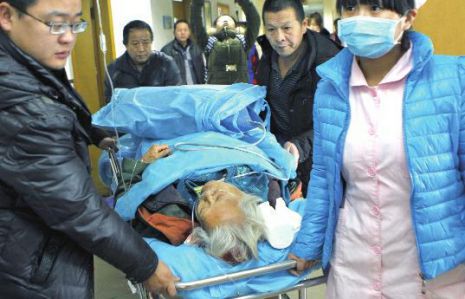 排隊(duì)領(lǐng)免費(fèi)白菜，86歲老太摔倒顱內(nèi)出血。