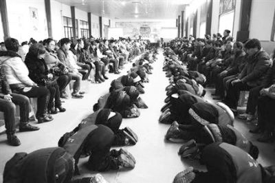 學(xué)生們?cè)诶蠋煹闹笇?dǎo)下，一起給父母下跪謝恩。微博截圖