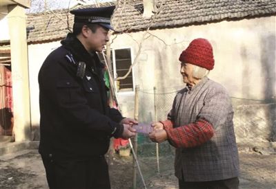 民警將戶口本交給陳奶奶。