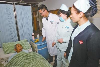 老人病治好了，可他卻一直躺在醫(yī)院的病床上。