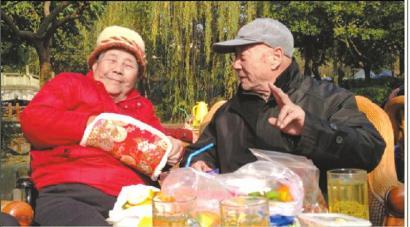 結(jié)婚60年，梁玉芹婆婆和王再功爺爺恩愛(ài)如初。