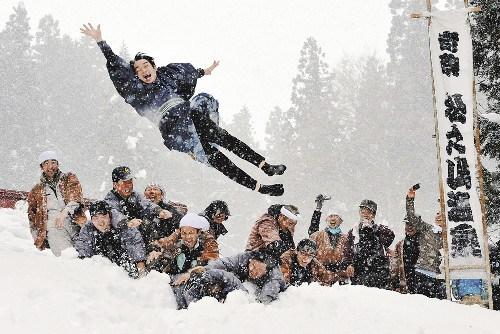 新婚男子被扔雪地里。